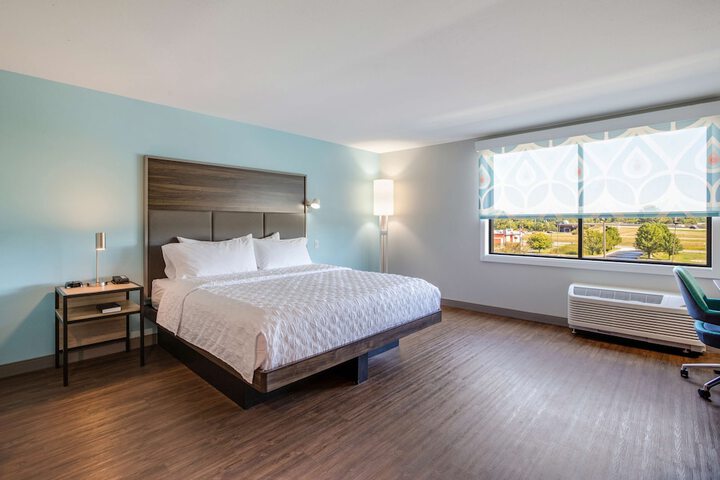 1 King Bed (8 of 12)