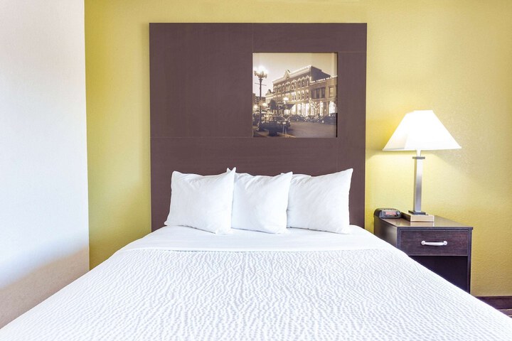 1 Queen Bed (10 of 23)