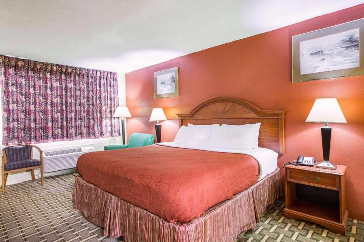 1 King Bed (12 of 15)