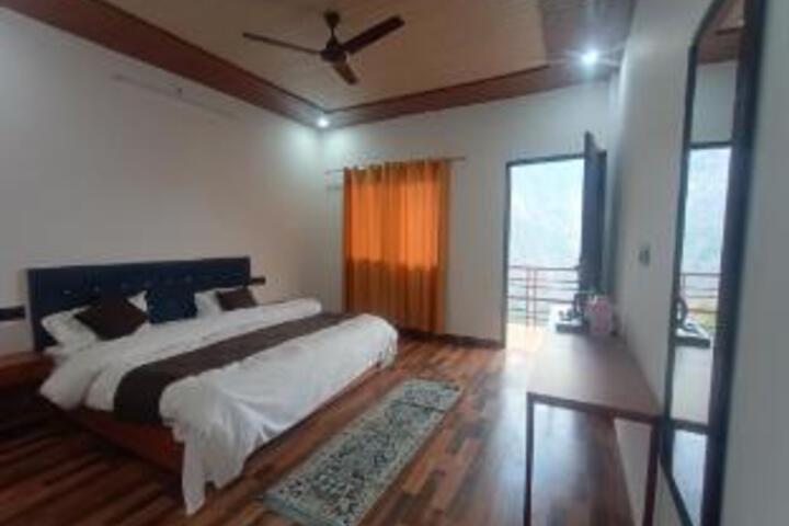 Room 14 of 22