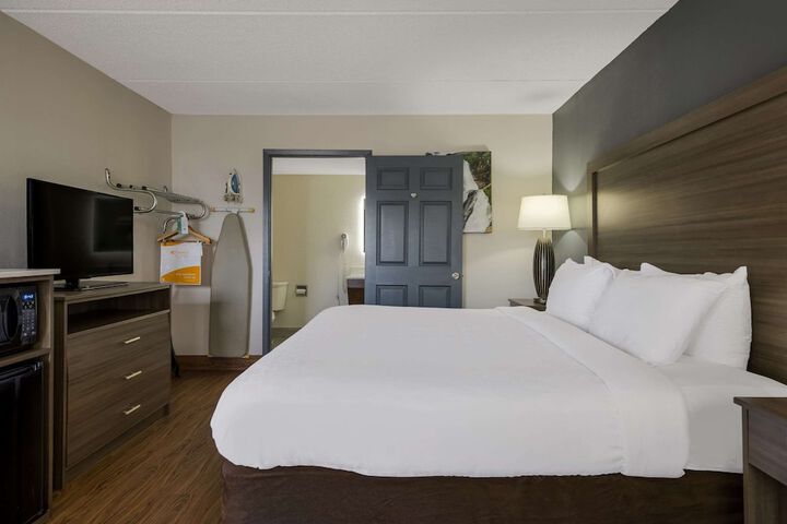 1 King Bed (7 of 8)