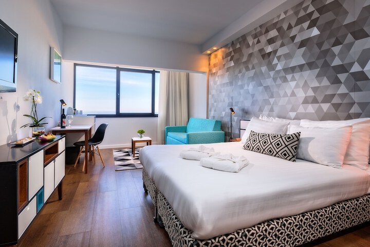 Room 32 of 71