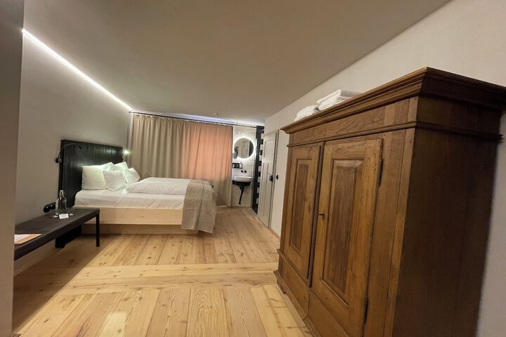 Room 33 of 142