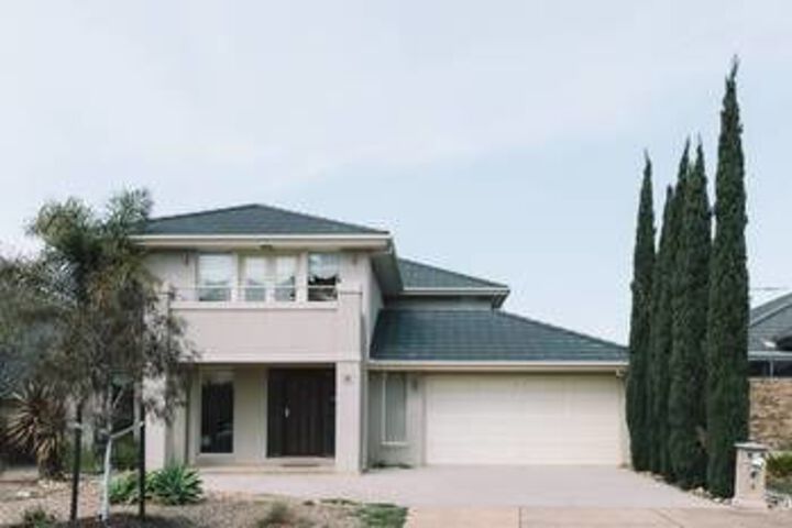 Giant 4 Bedroom Entertainers House with Parking