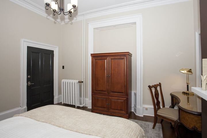 Room 10 of 28