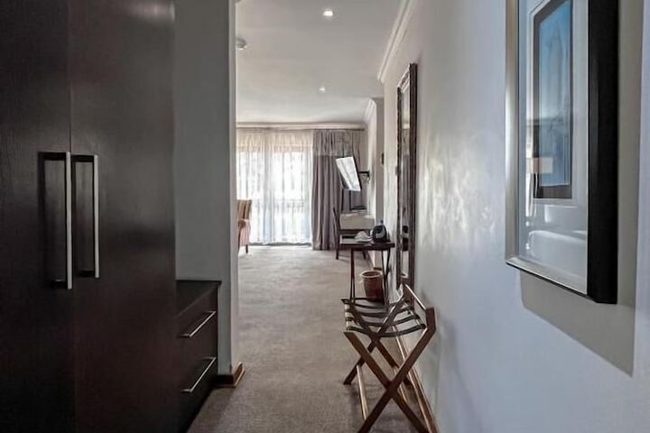 Room 4 of 33
