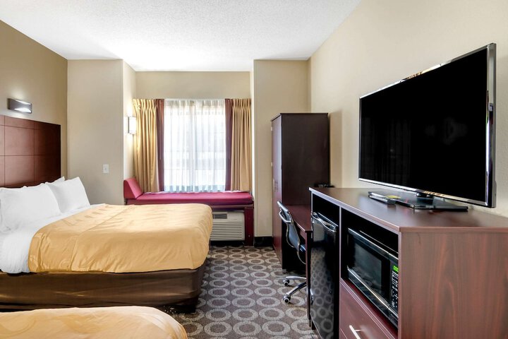 1 Queen Bed (6 of 22)