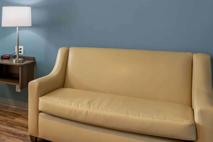 Studio Deluxe King Bed (4 of 5)