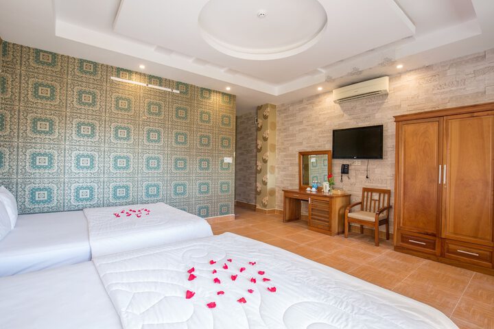 Room 4 of 79