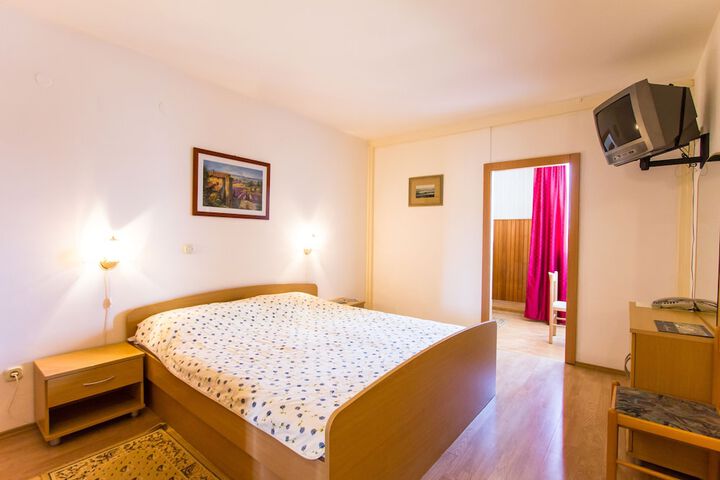 Room 9 of 36