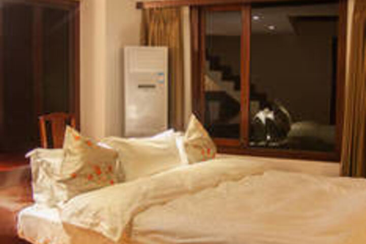 Room 33 of 153
