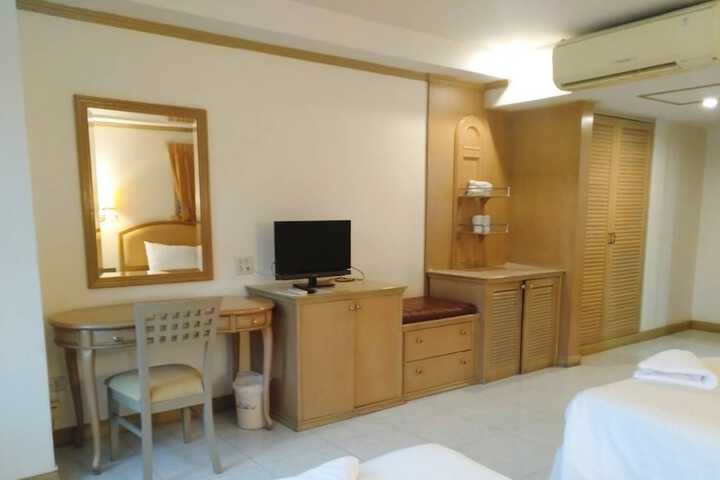 Room 4 of 4