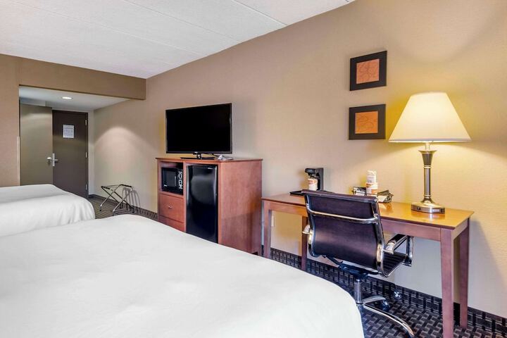 2 Queen Beds Accessible (2 of 17)