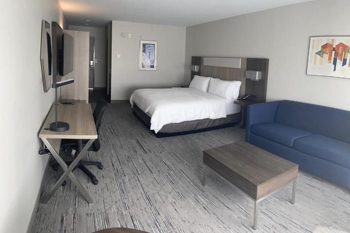 1 King Bed (2 of 14)