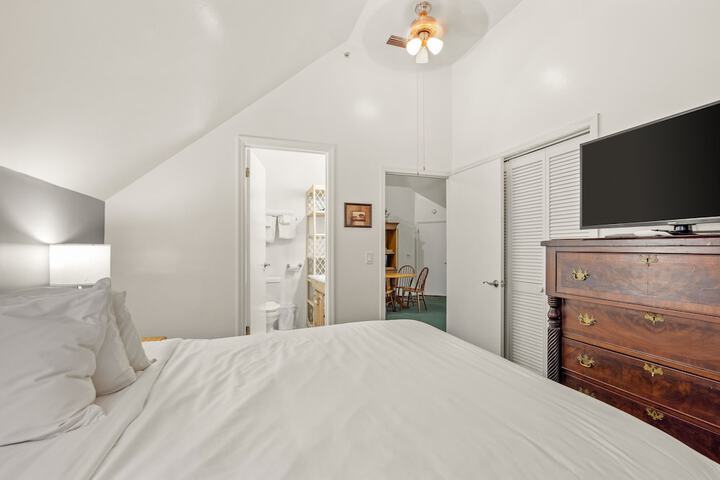 1 Queen Bed (11 of 12)