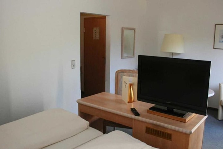 Room 3 of 38