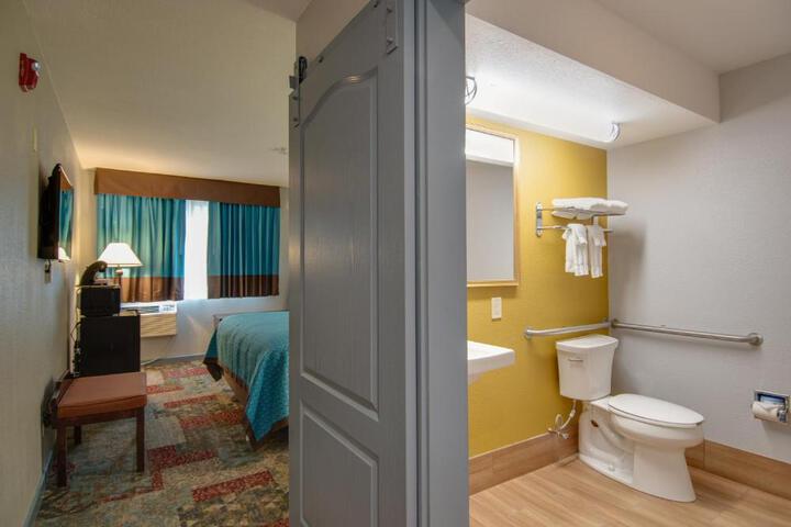 1 King Bed (4 of 9)