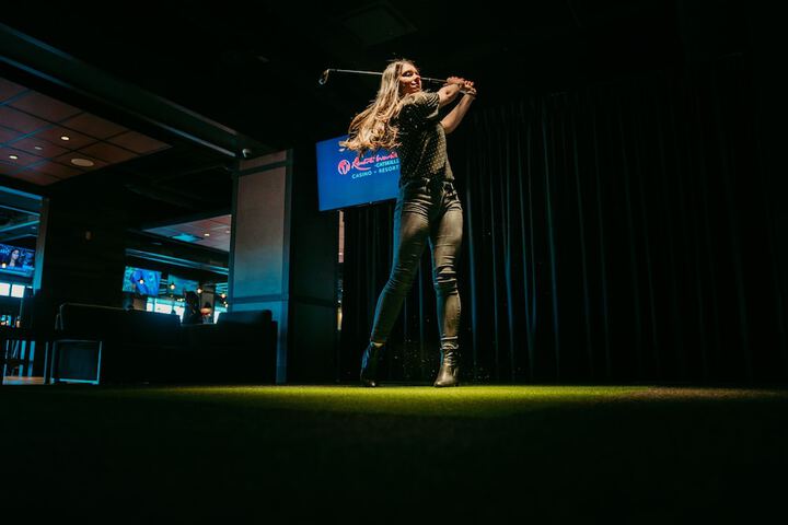Indoor golf driving range