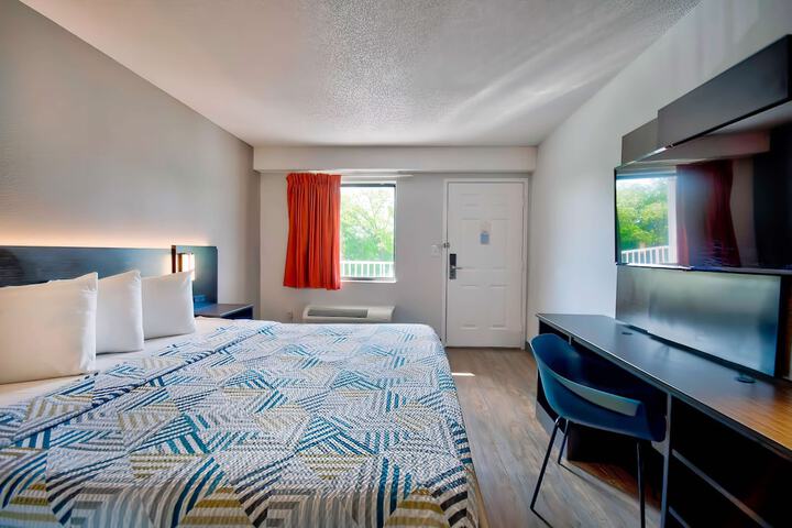 1 King Bed | Premium Micfridge (2 of 5)