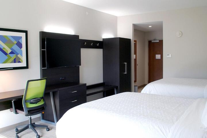 2 Queen Beds (7 of 8)
