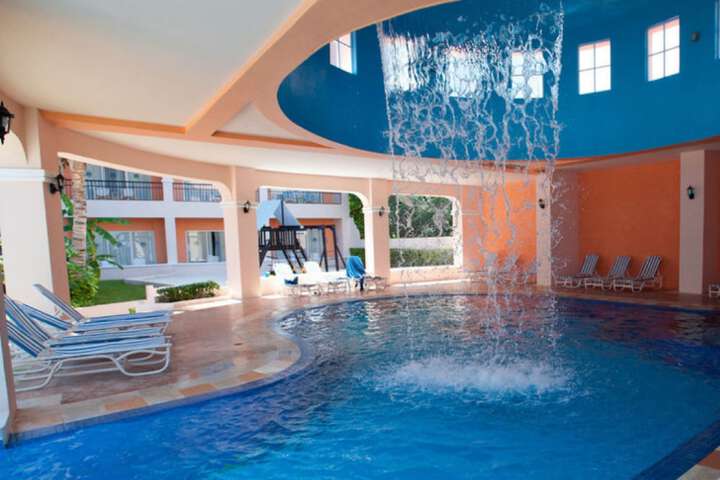 Hotel Pool