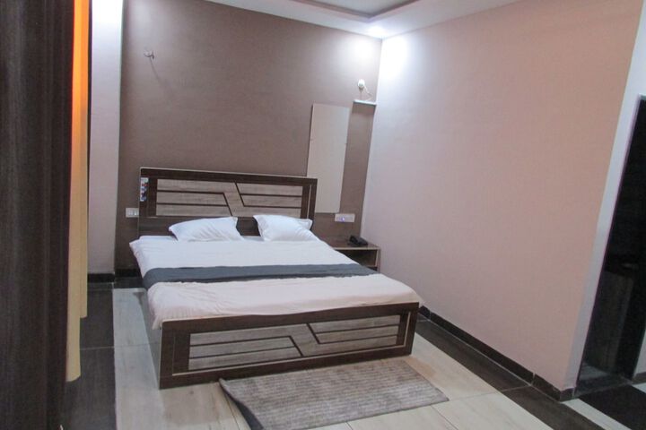 Room 4 of 16