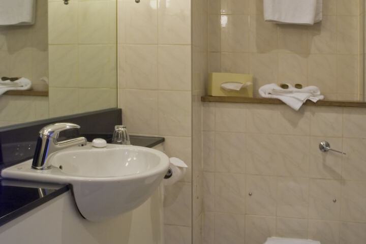 Room 16 of 38