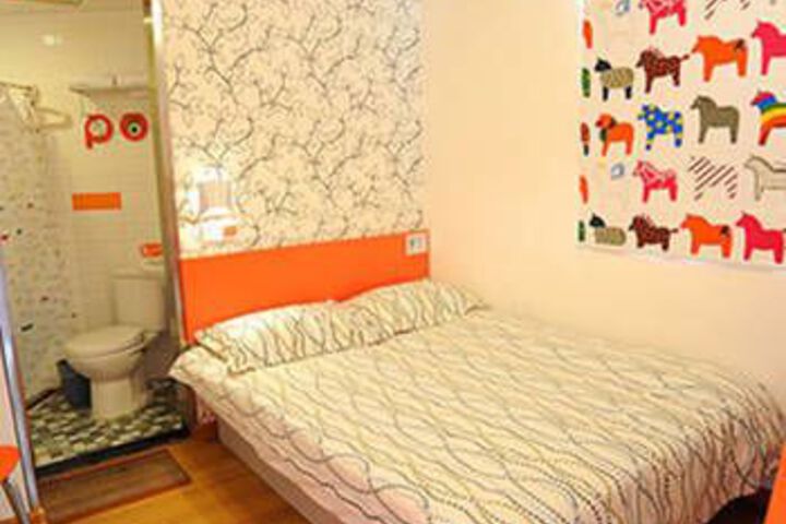 Room 2 of 8