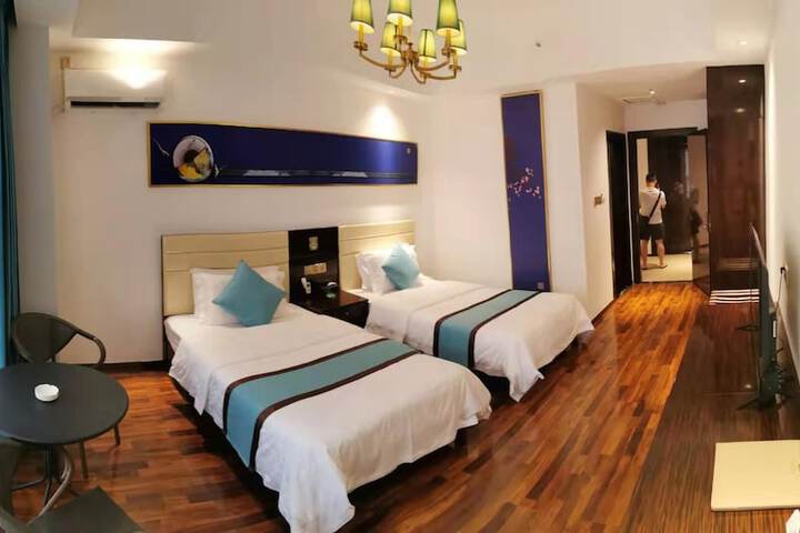 Room 4 of 20