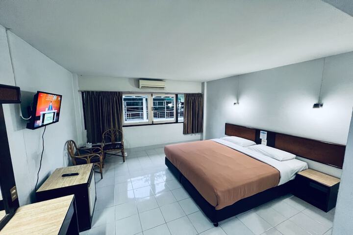 Room 8 of 28