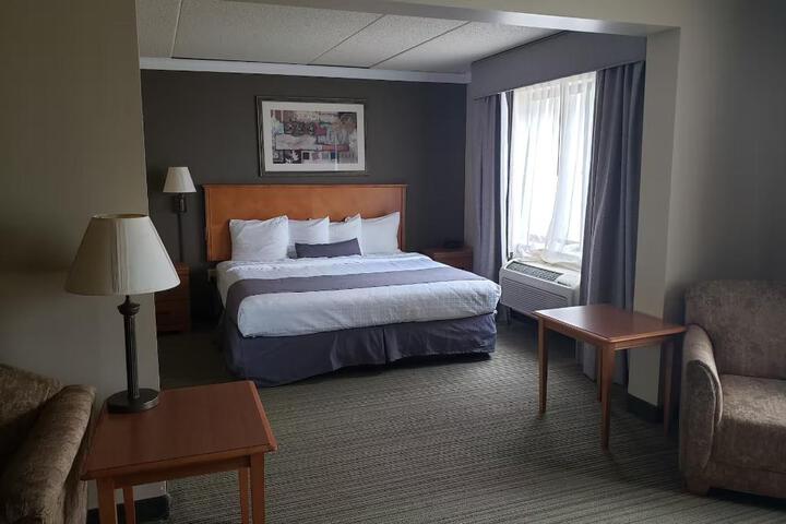 1 King Bed (4 of 41)
