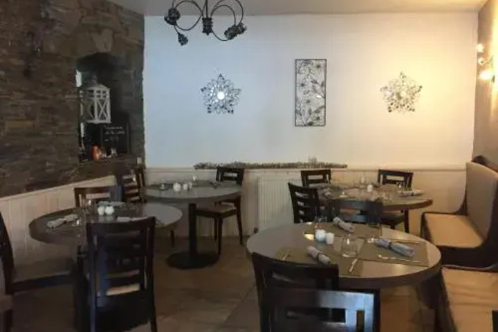 Dining 8 of 17