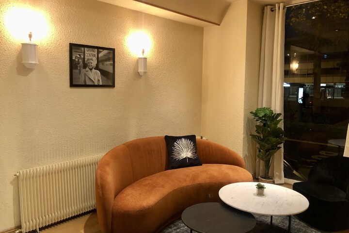 Lounge 41 of 54