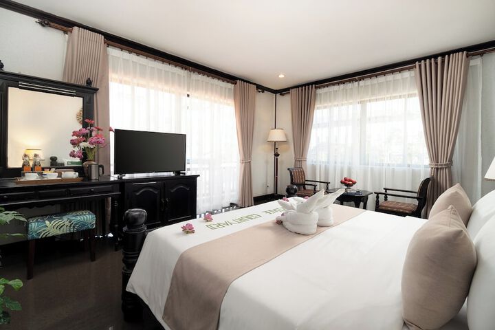 Lounge 50 of 83
