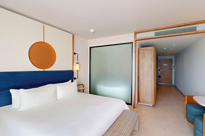Room 20 of 136