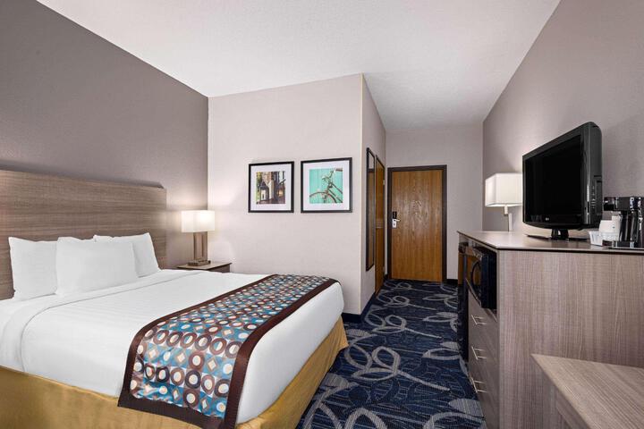 1 Queen Bed Accessible Room (10 of 13)