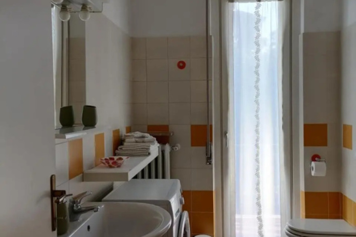 Room 6 of 12