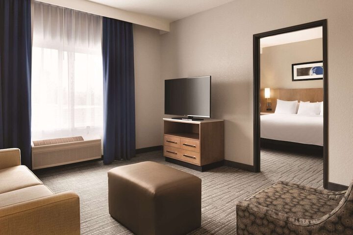 1 King Bed Mobility Accessible with Bathtub (6 of 7)
