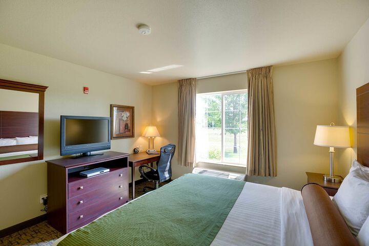 Accessible King Guestroom (1 of 13)