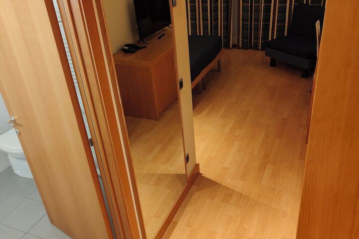 Room 25 of 86