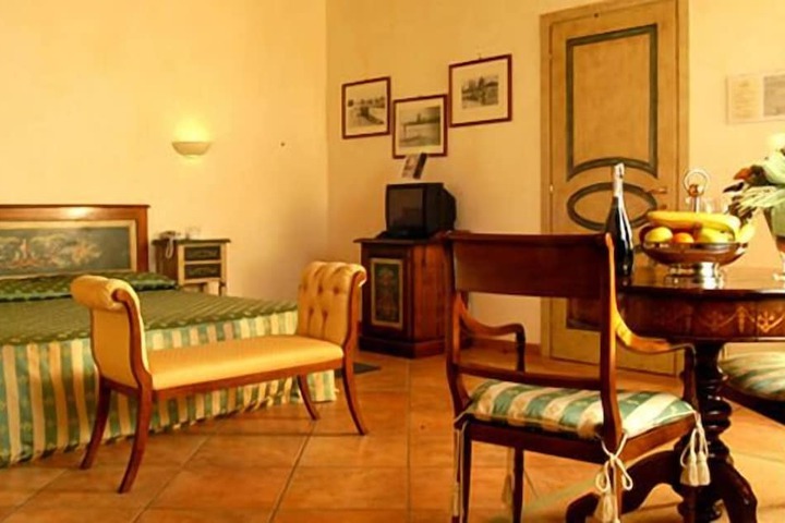 Room 9 of 33