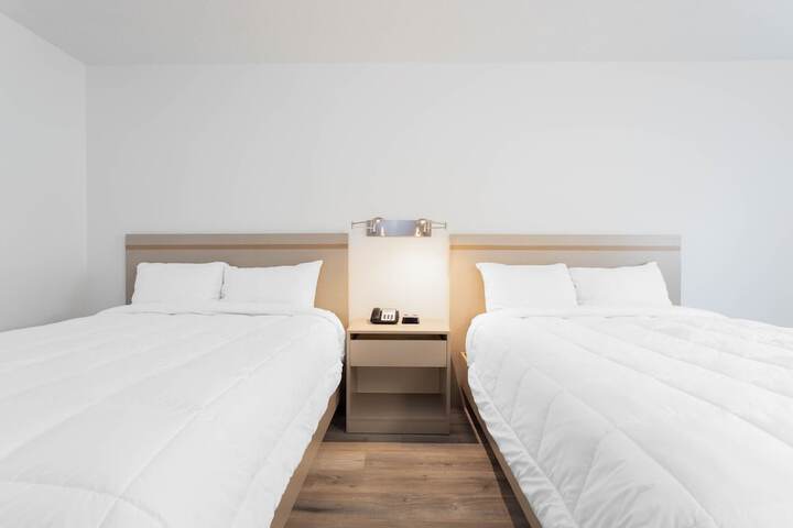 1 Queen Bed (10 of 18)