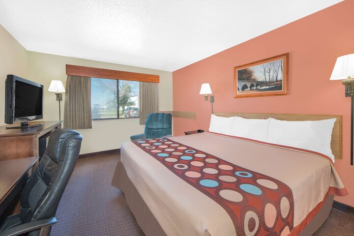1 Queen Bed (3 of 12)