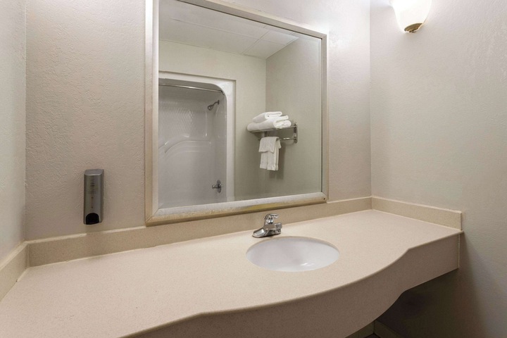 1 King Bed Mobility Accessible Bathtub with Grab Bars (27 of 34)