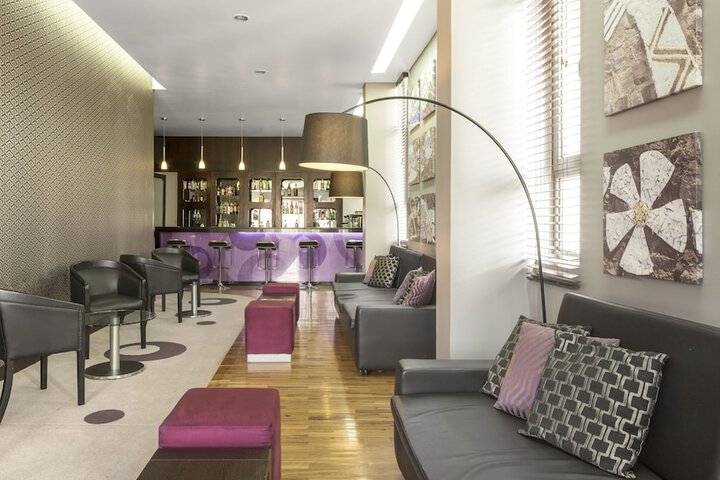Lounge 38 of 48