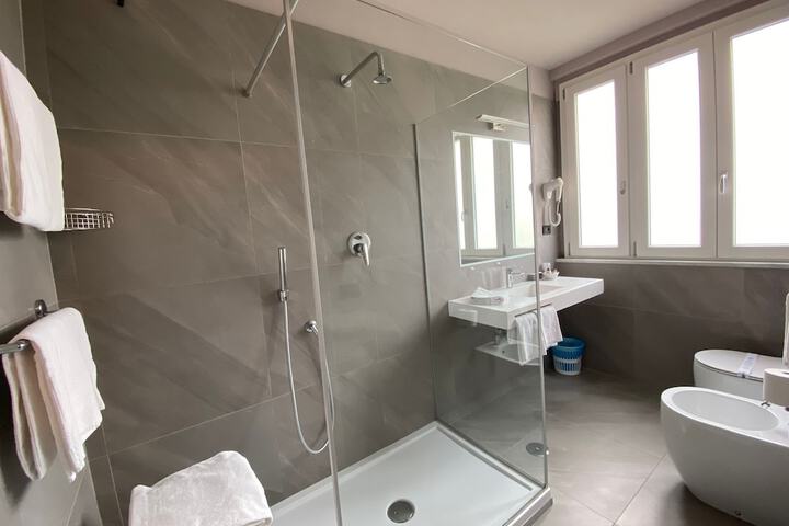 Room 8 of 28