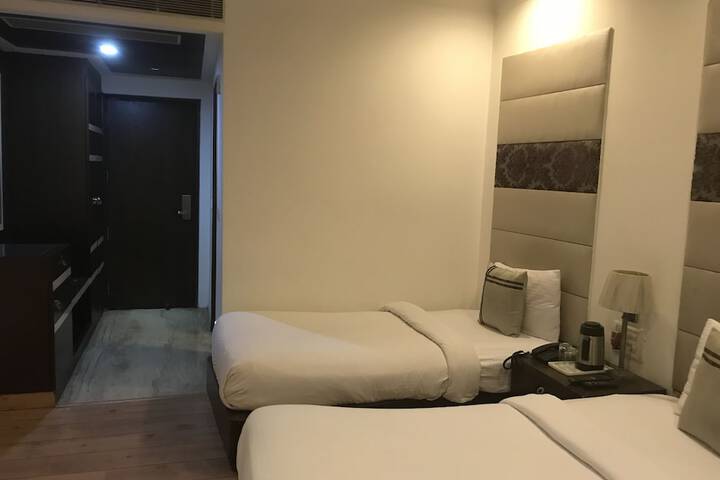 Room 6 of 37