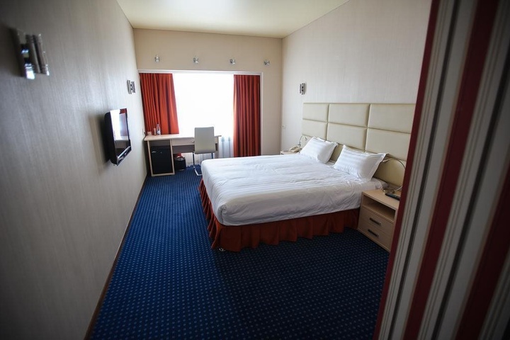 Room 4 of 10