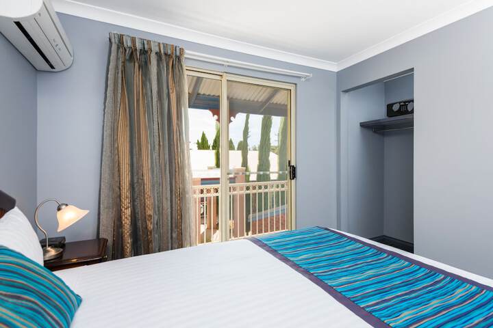 Room 4 of 36