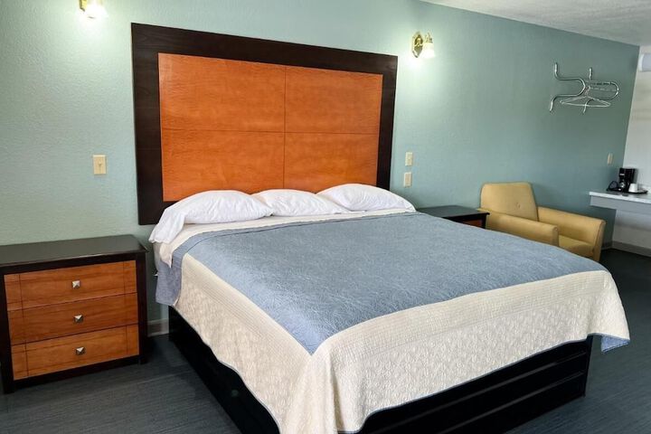Basic Room 1 King Bed (3 of 5)